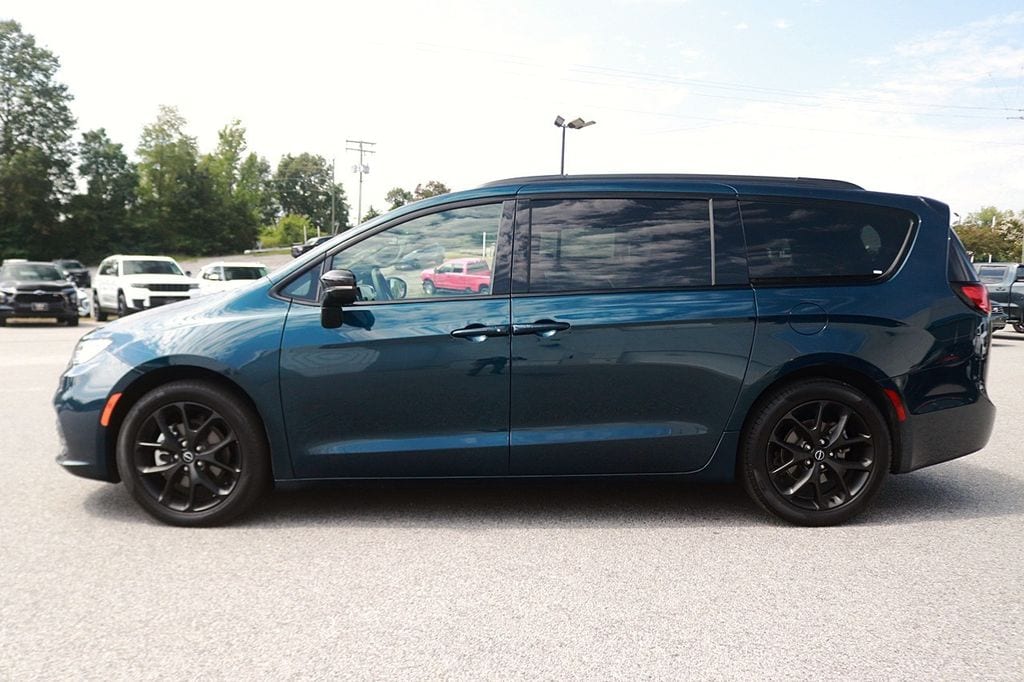 Used 2025 Chrysler Pacifica Limited Minivan/Van