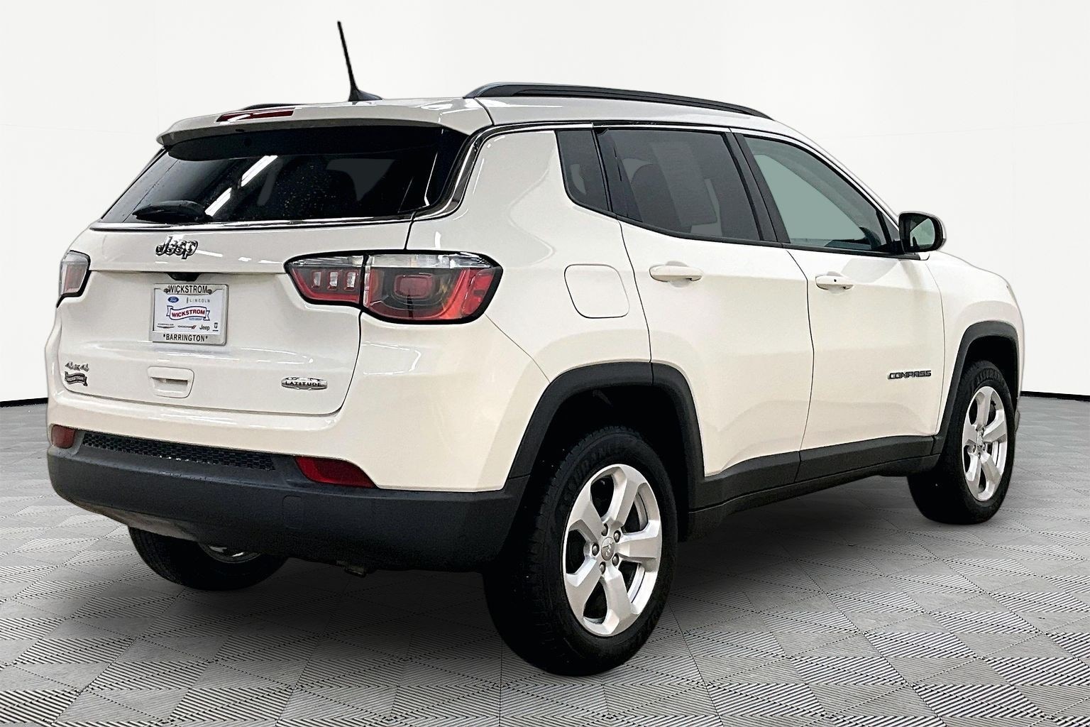 Used 2019 Jeep Compass Latitude with VIN 3C4NJDBB5KT696949 for sale in Barrington, IL
