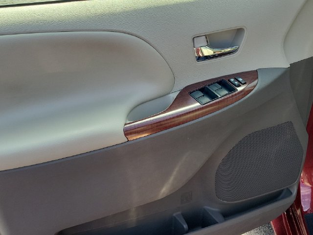 2014 Toyota Sienna XLE - Photo 9