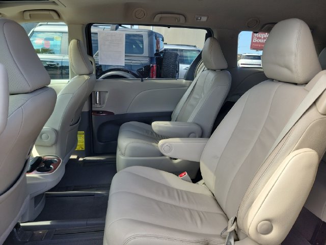 2014 Toyota Sienna XLE - Photo 23