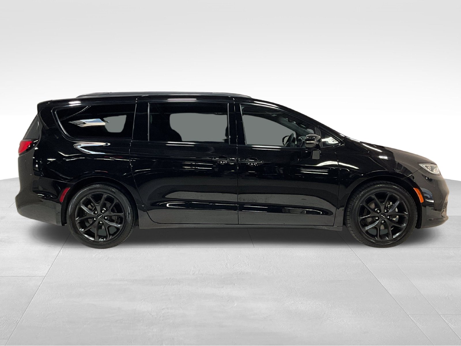 Used 2025 Chrysler Pacifica Limited Minivan/Van