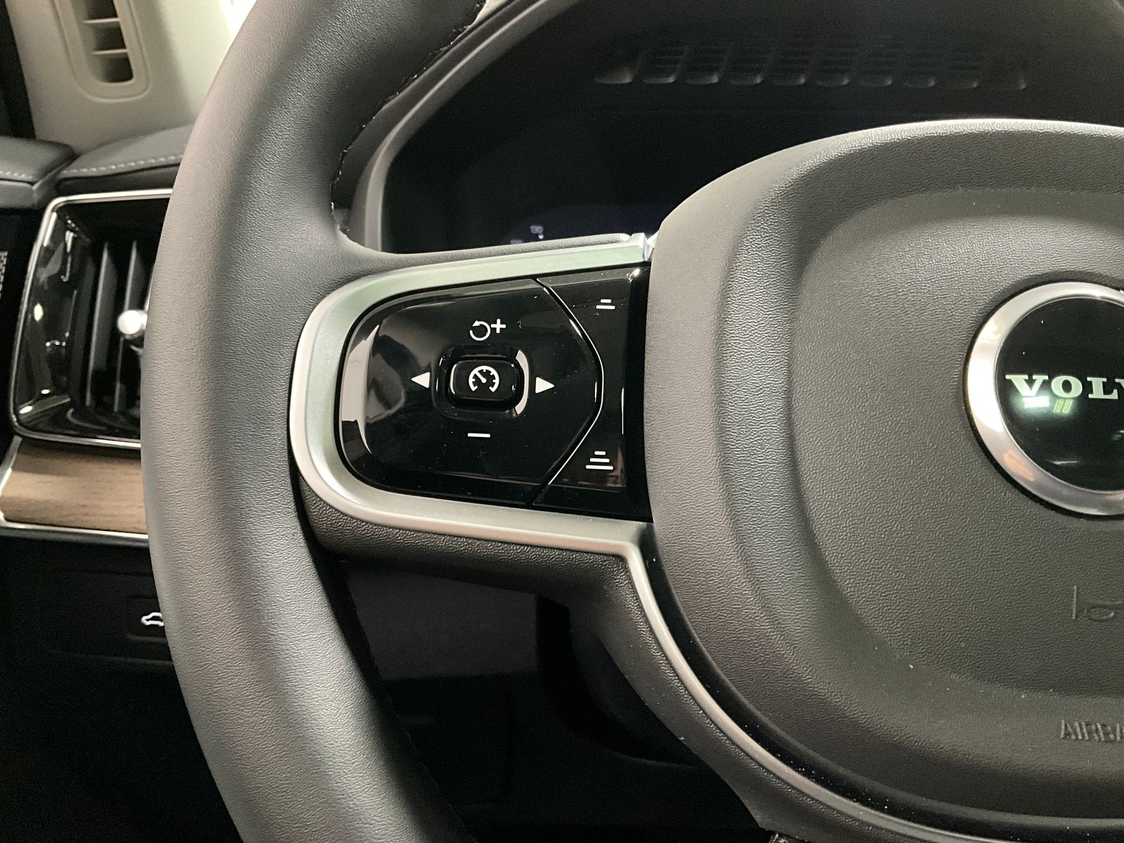 2026 Volvo XC90 Plus - Photo 17