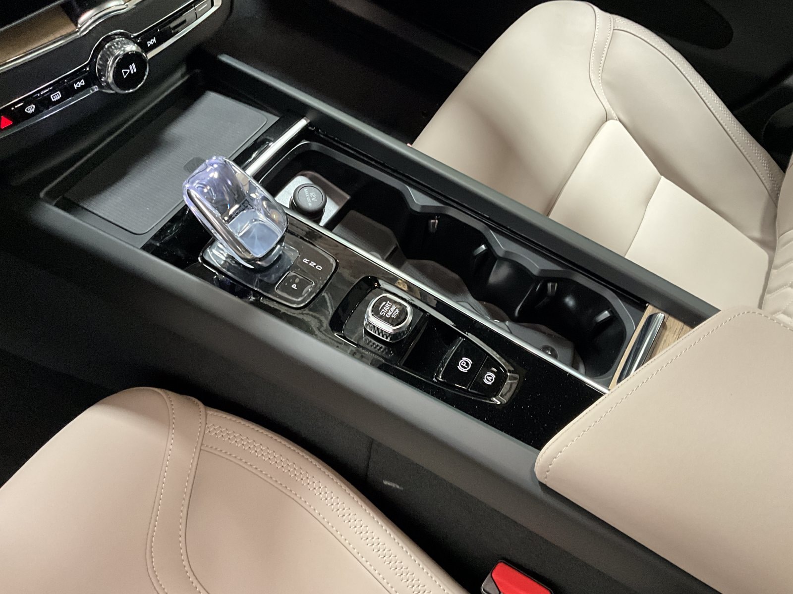 2026 Volvo XC60 Plus - Photo 9