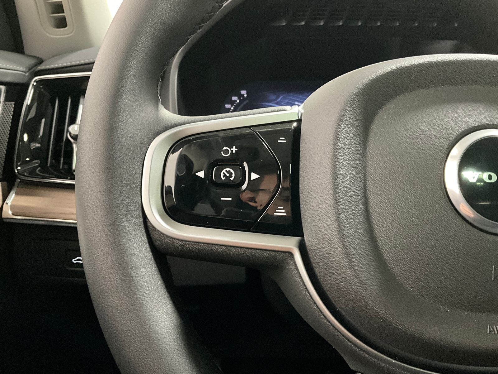 2026 Volvo XC90 Plus - Photo 16