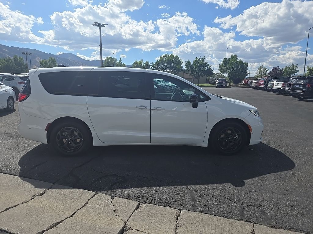 Used 2024 Chrysler Pacifica Hybrid Select S Appearance Minivan/Van