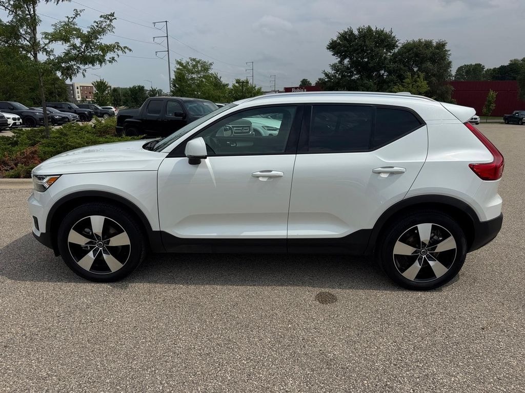 Used 2021 Volvo XC40 Momentum SUV