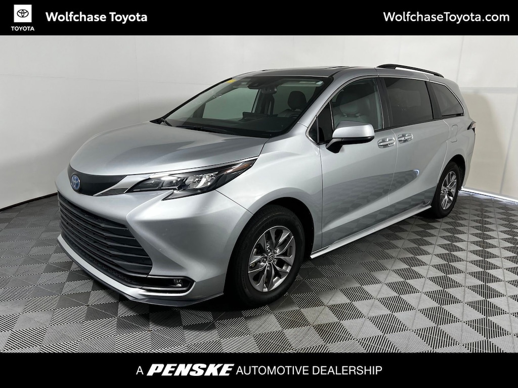 Certified 2025 Toyota Sienna XLE Minivan/Van