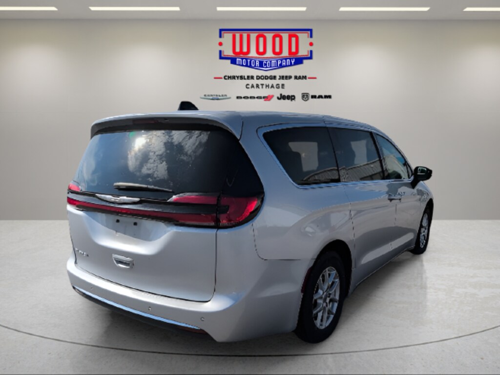 Used 2023 Chrysler Pacifica Touring L Minivan/Van