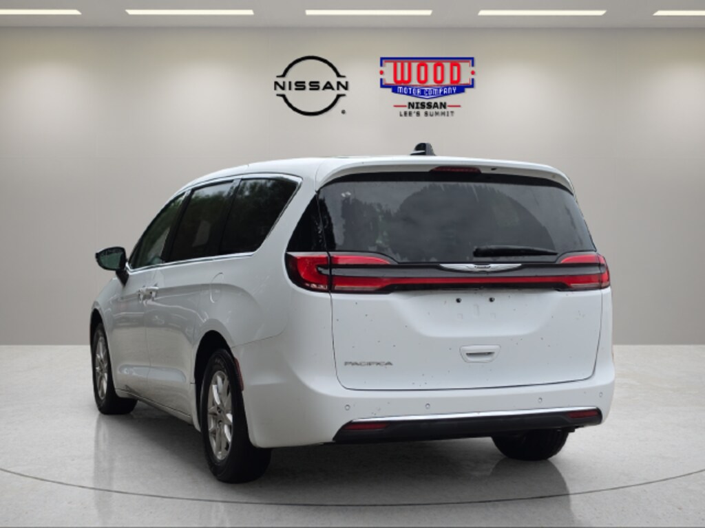 Used 2024 Chrysler Pacifica Touring L Minivan/Van