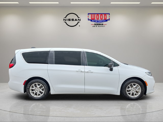 Used 2024 Chrysler Pacifica Touring L with VIN 2C4RC1BG9RR119733 for sale in Kansas City