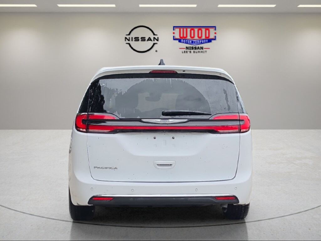 Used 2024 Chrysler Pacifica Touring L Minivan/Van