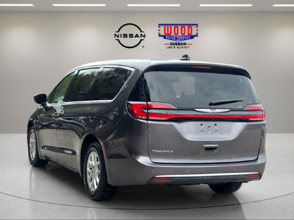 Used 2023 Chrysler Pacifica Touring L Minivan/Van