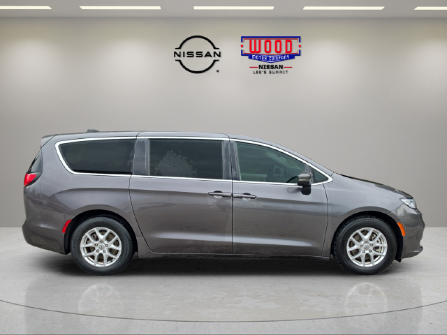 Used 2023 Chrysler Pacifica Touring L with VIN 2C4RC1BGXPR567203 for sale in Kansas City