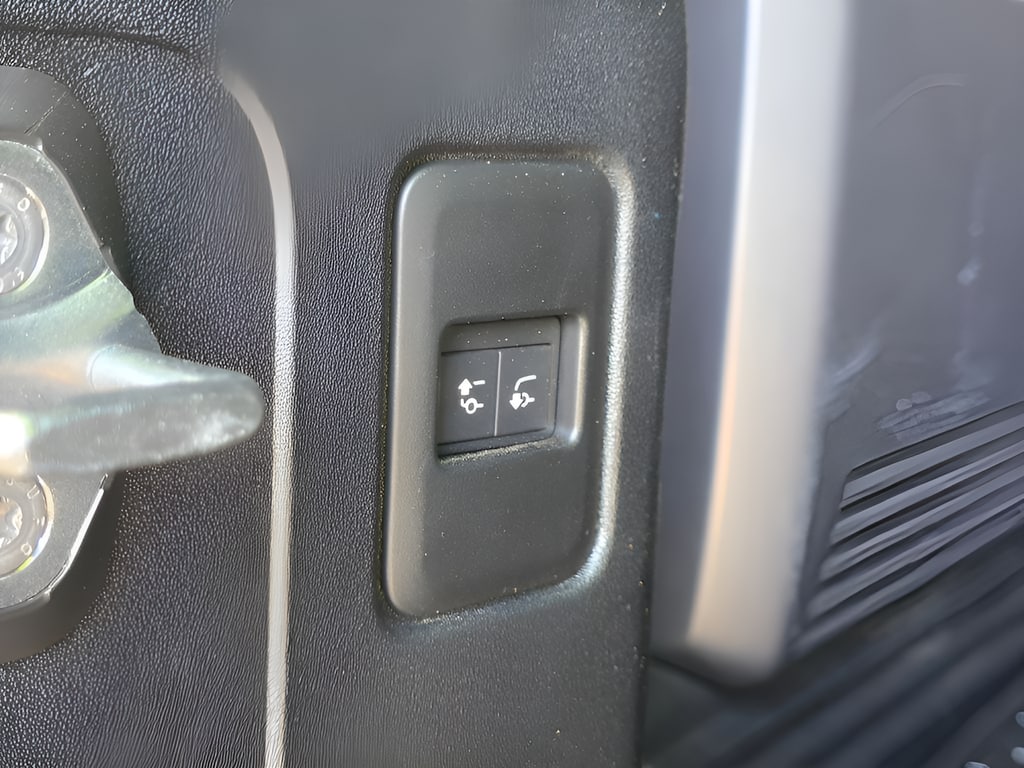 2020 Land Rover Defender X - Photo 6