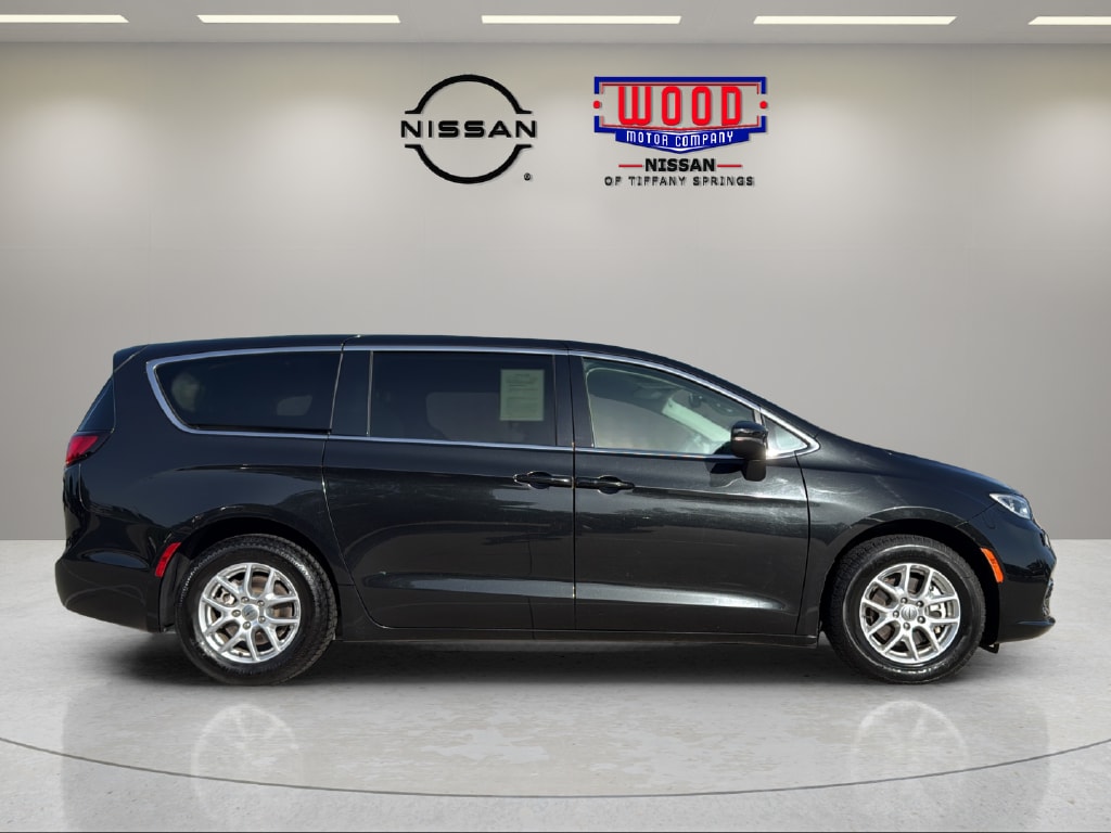 Used 2023 Chrysler Pacifica Touring L with VIN 2C4RC1BG0PR586536 for sale in Kansas City