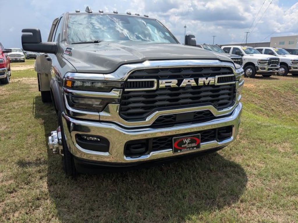New 2026 Ram 3500 Chassis Cab TRADESMAN CREW 4X4 60' CA Pickup