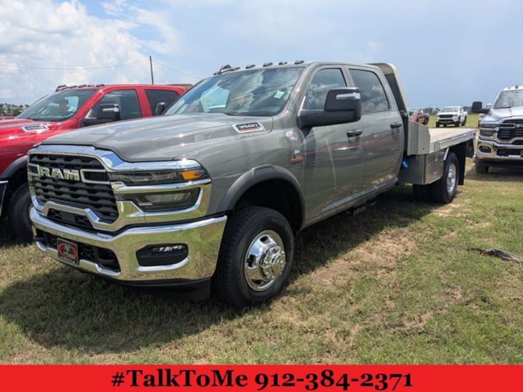 New 2026 Ram 3500 Chassis Cab TRADESMAN CREW 4X4 60' CA Pickup