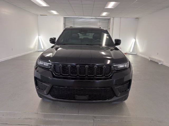 Used 2023 Jeep Grand Cherokee Altitude SUV