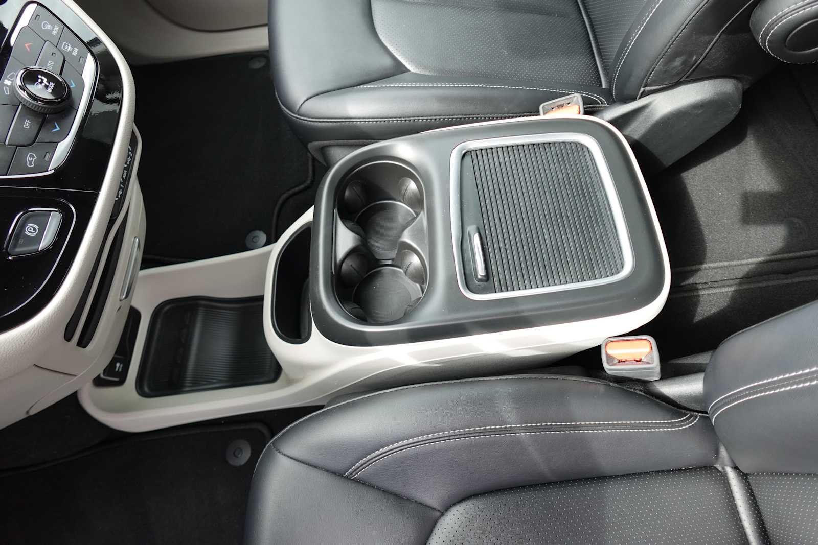 2024 Chrysler Pacifica Touring L - Photo 21