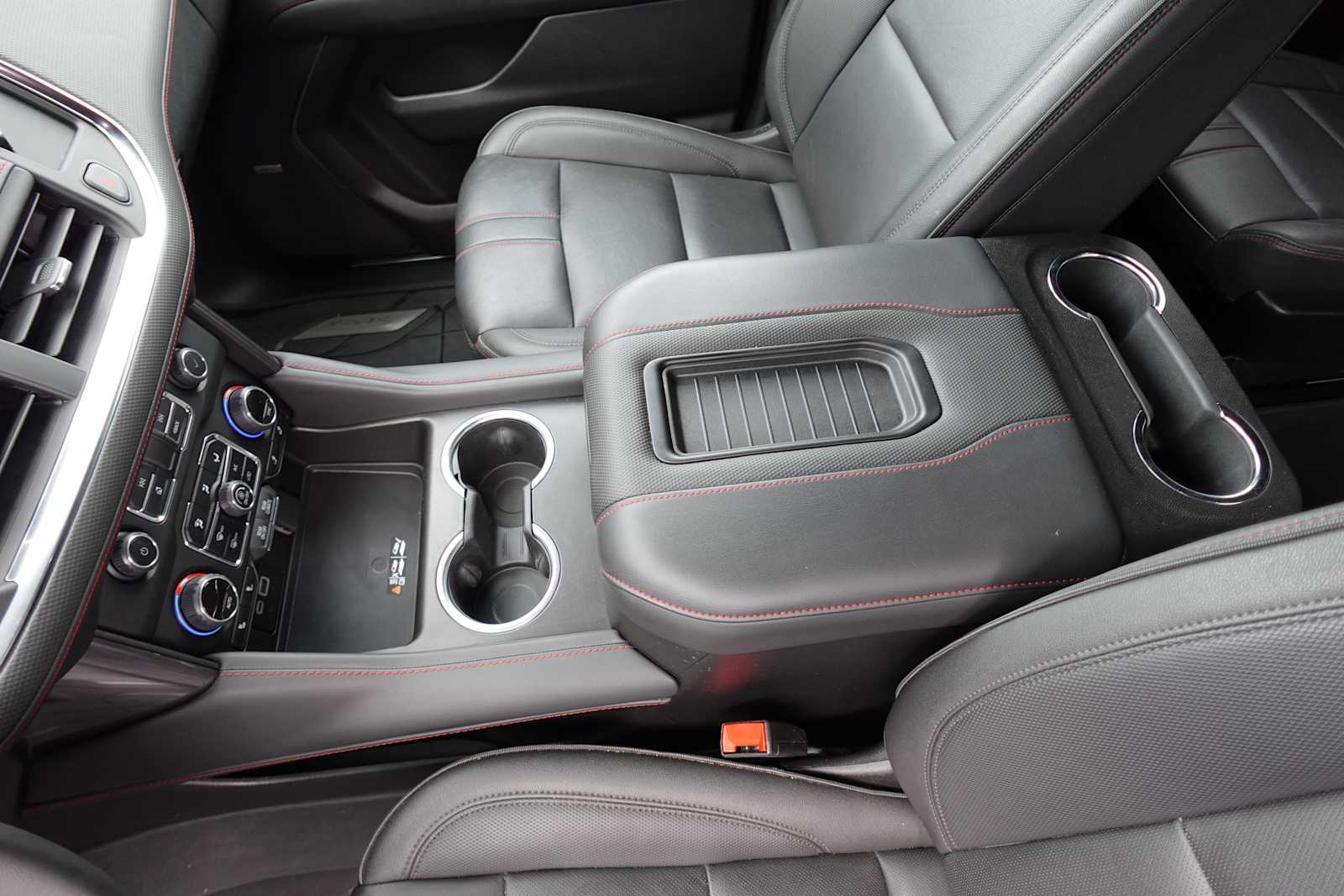 2024 Chevrolet Suburban RST - Photo 26