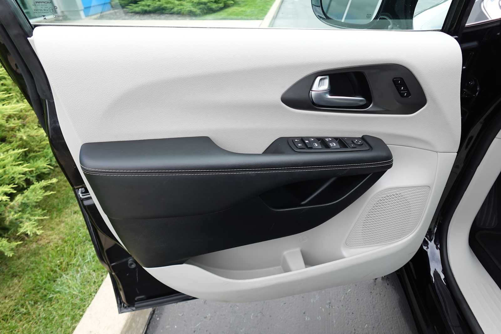 2024 Chrysler Pacifica Touring L - Photo 10