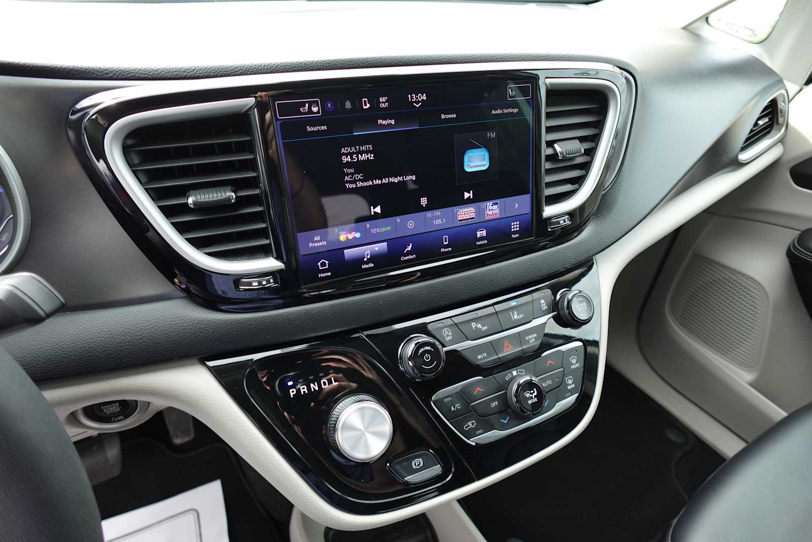 2024 Chrysler Pacifica Touring L - Photo 16