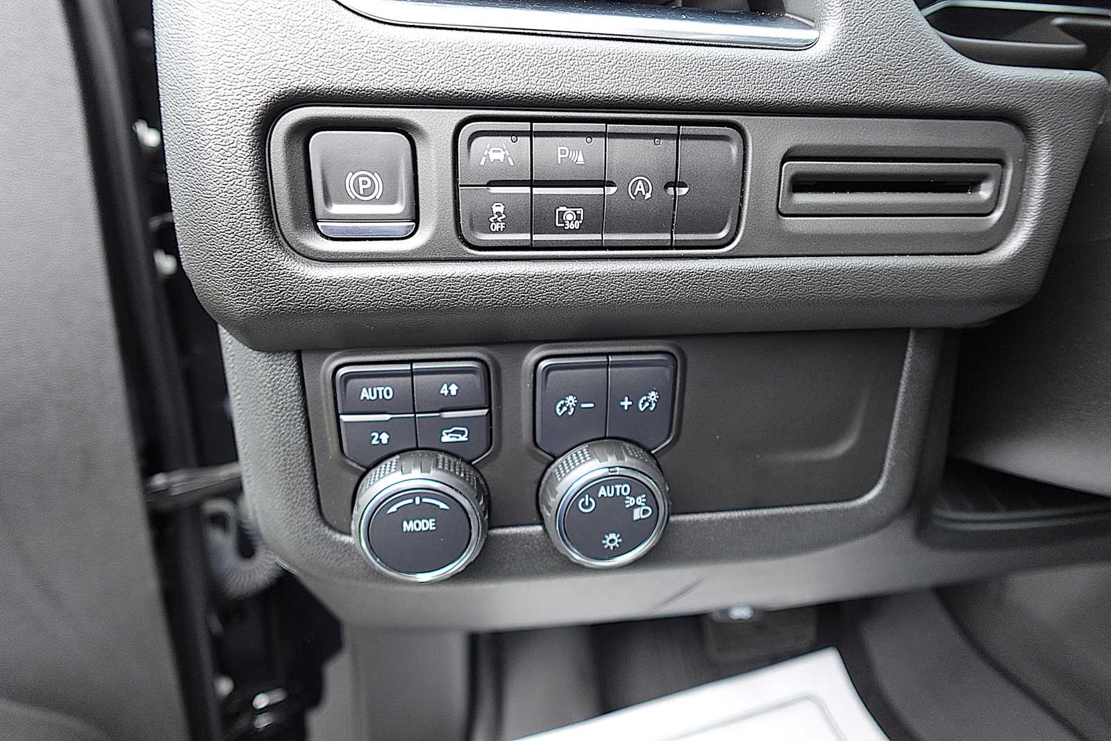 2024 Chevrolet Suburban RST - Photo 15