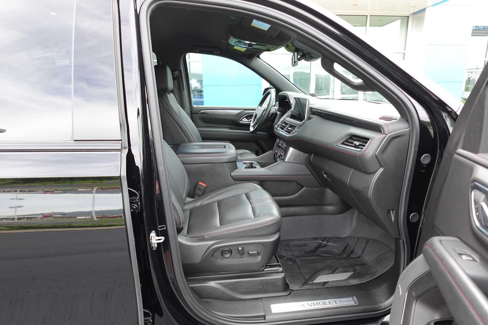 2024 Chevrolet Suburban RST - Photo 32