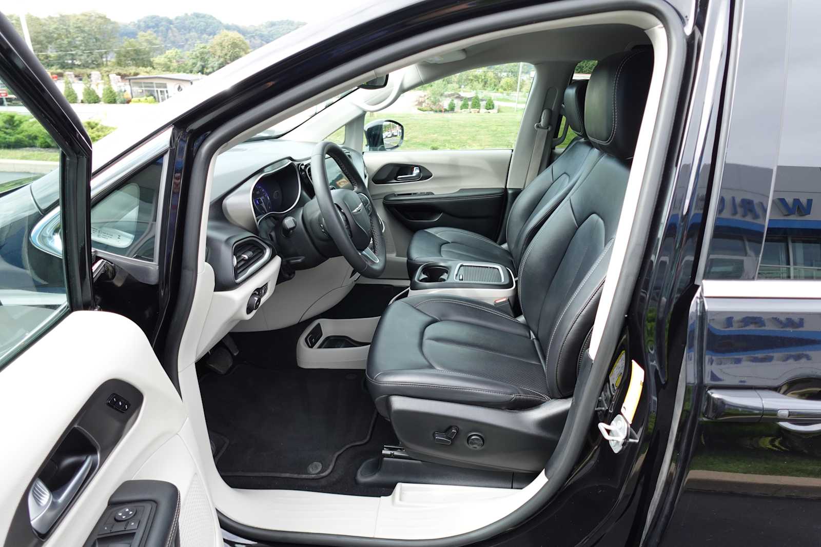 2024 Chrysler Pacifica Touring L - Photo 11