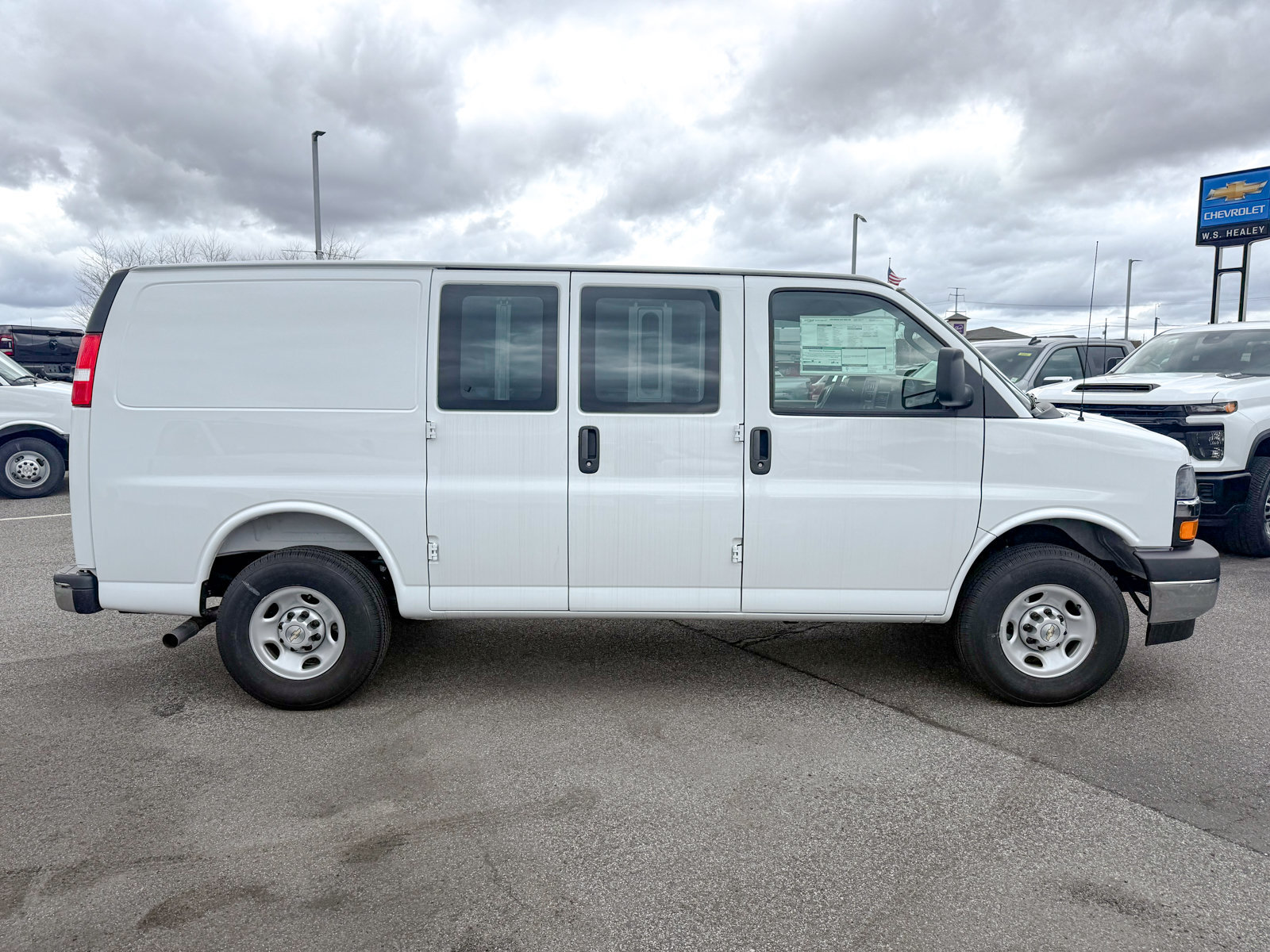 2025 Chevrolet Express Cargo Work Van - Photo 10