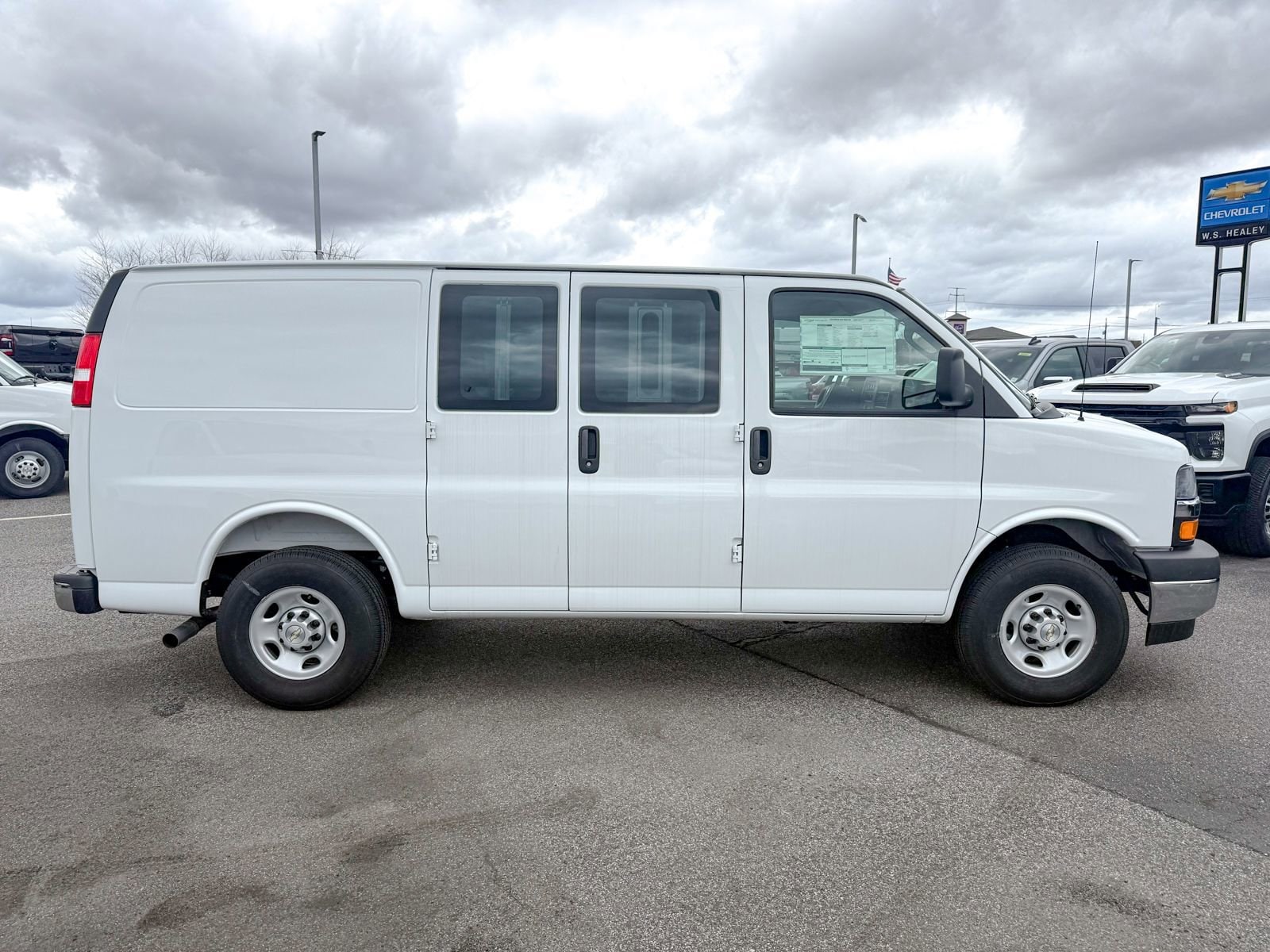 2025 Chevrolet Express Cargo Work Van - Photo 11