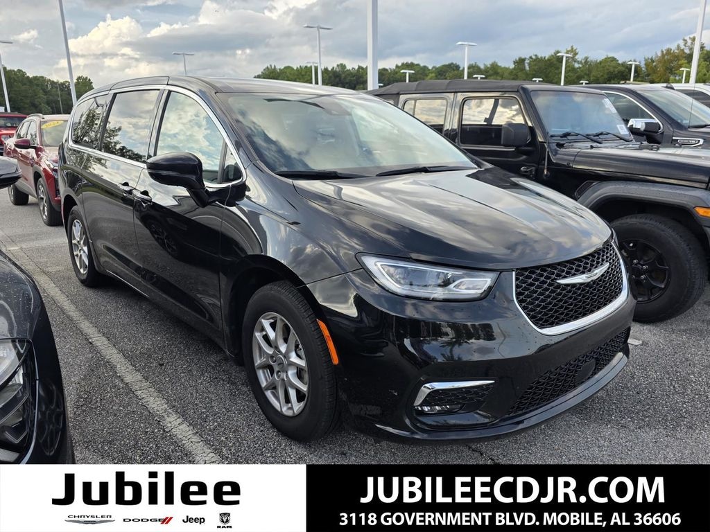 Used 2024 Chrysler Pacifica Touring L Minivan/Van
