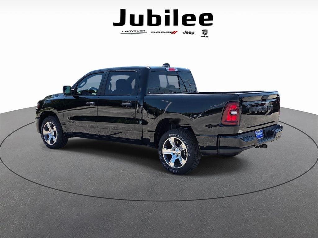 New 2026 Ram 1500 EXPRESS CREW CAB 4X2 5'7 BOX Pickup