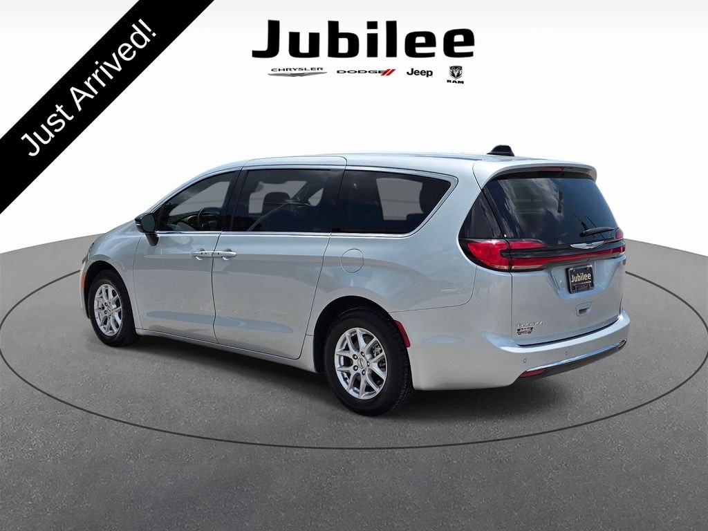 Used 2024 Chrysler Pacifica Touring L Minivan/Van