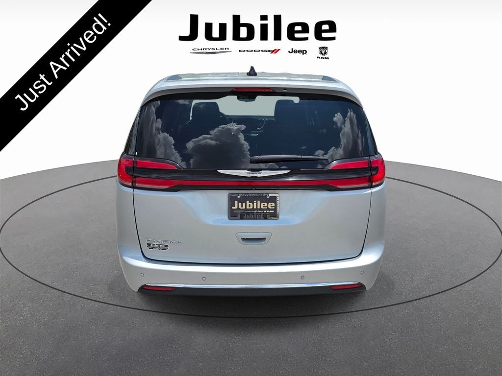 Used 2024 Chrysler Pacifica Touring L Minivan/Van