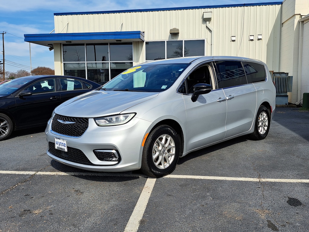 Used 2024 Chrysler Pacifica Touring L Touring L FWD