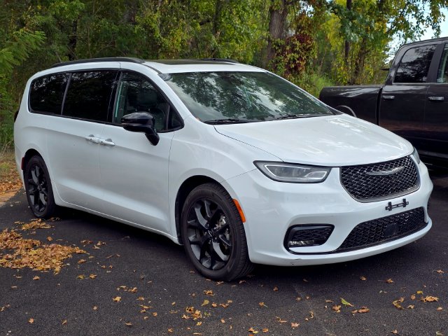 Used 2025 Chrysler Pacifica Limited Minivan/Van