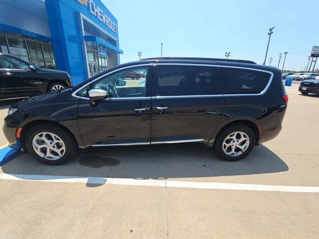 Certified 2023 Chrysler Pacifica Limited Minivan/Van