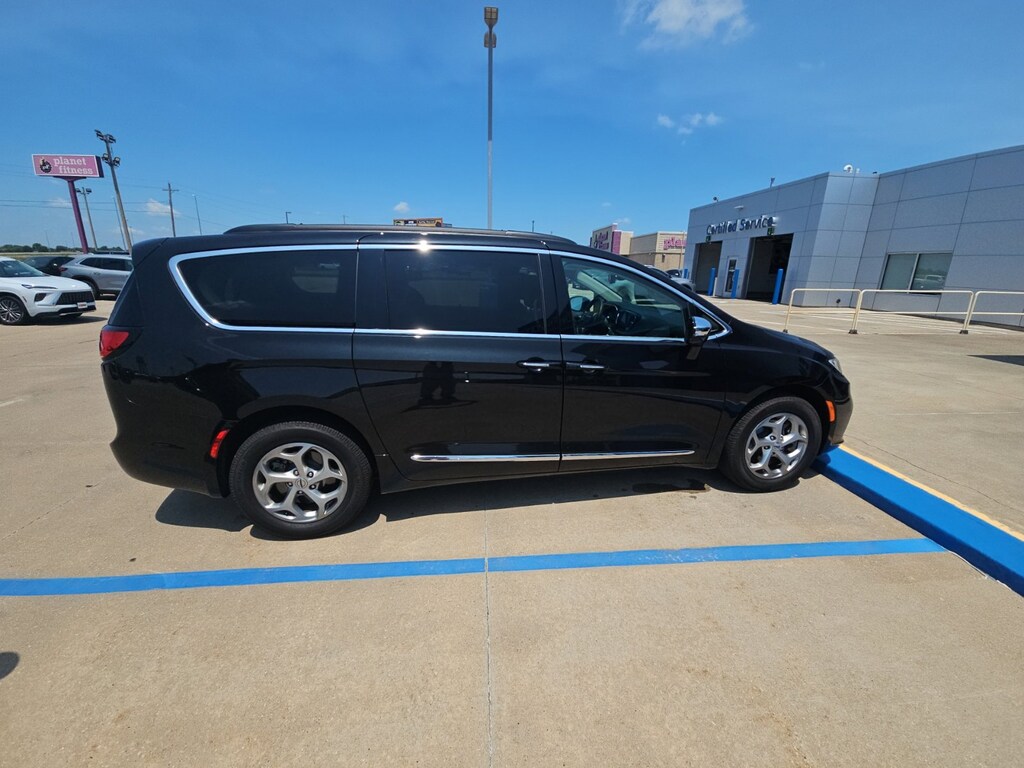 Certified 2023 Chrysler Pacifica Limited Minivan/Van