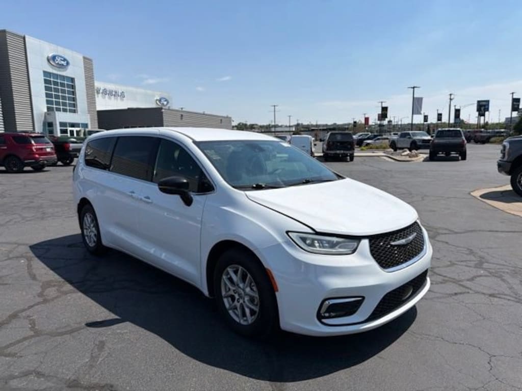 Used 2025 Chrysler Pacifica Select Van Passenger Van