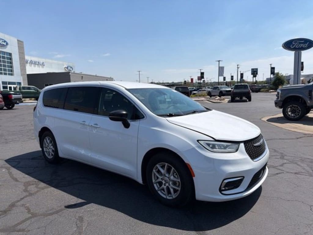 Used 2025 Chrysler Pacifica Select Van Passenger Van