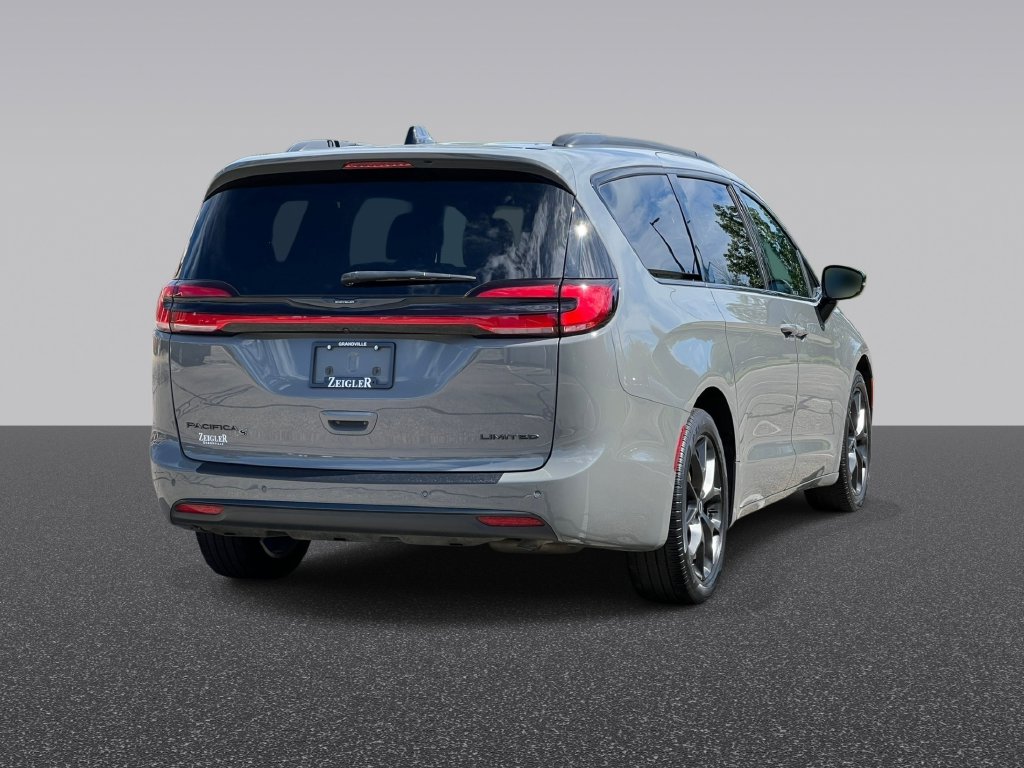 Used 2025 Chrysler Pacifica Limited Minivan/Van