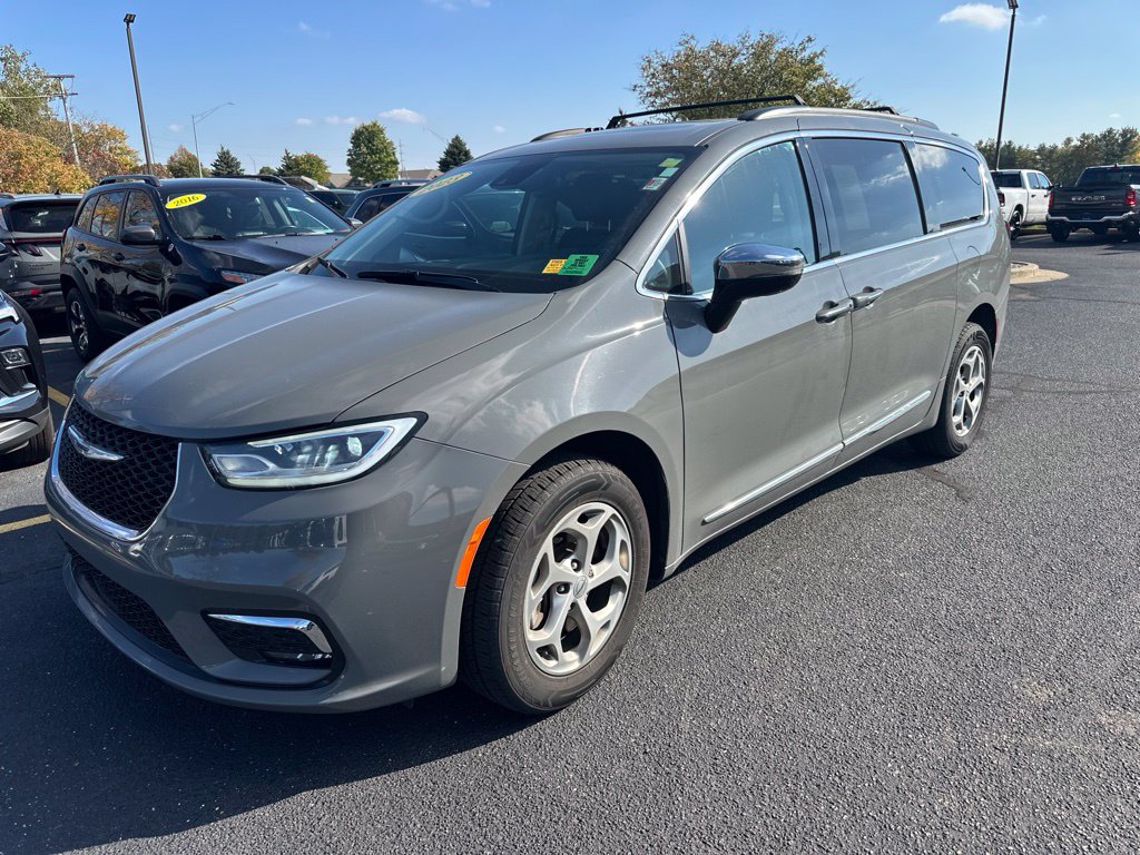 Used 2023 Chrysler Pacifica Limited Minivan/Van