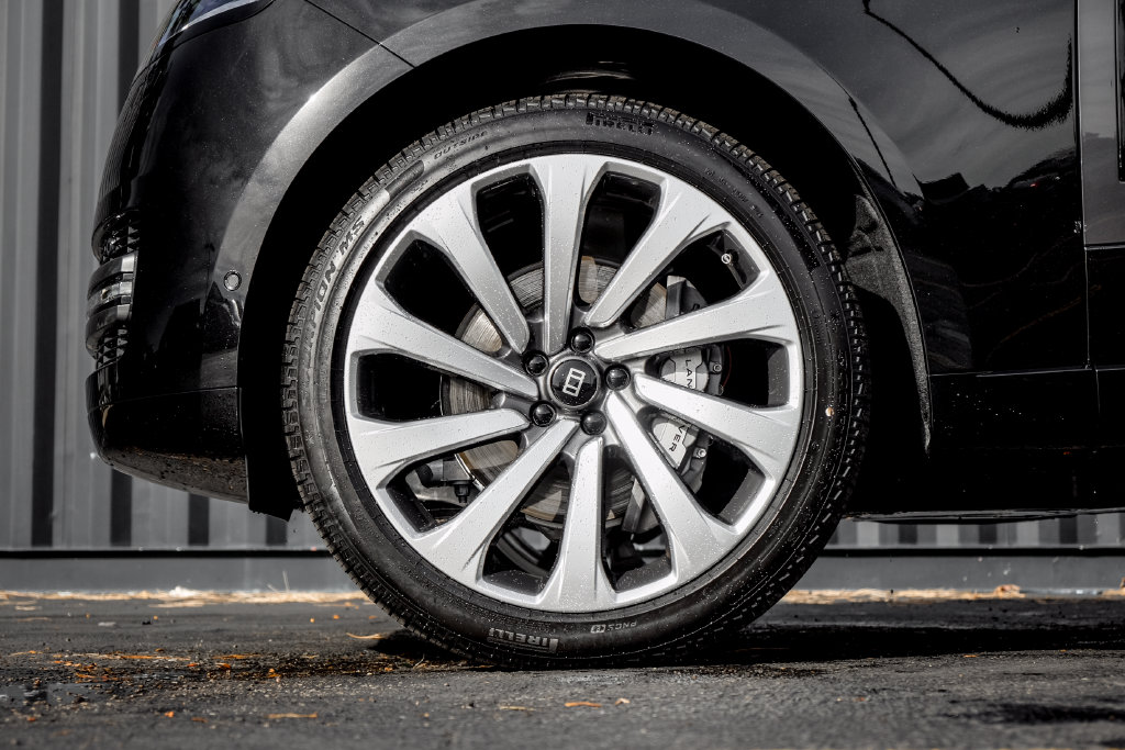 New 2027 Land Rover Range Rover SE SUV