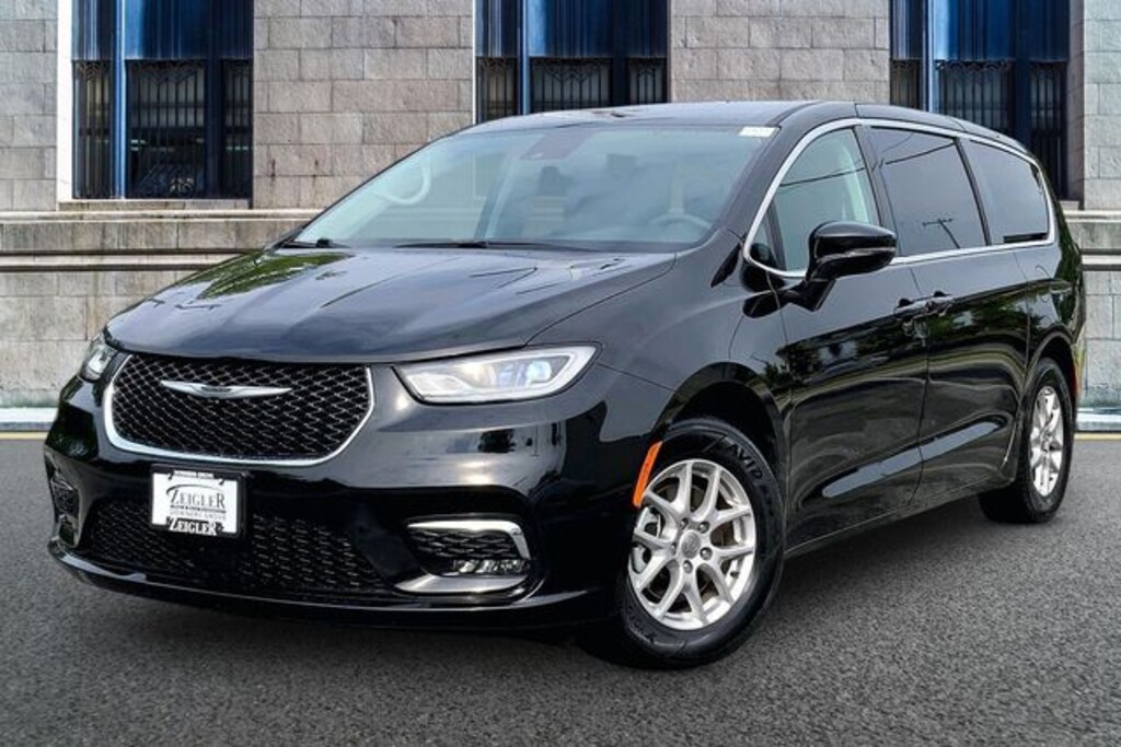 Used 2024 Chrysler Pacifica Touring L Minivan/Van