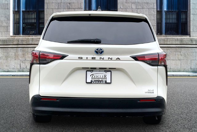 Used 2021 Toyota Sienna XLE Minivan/Van