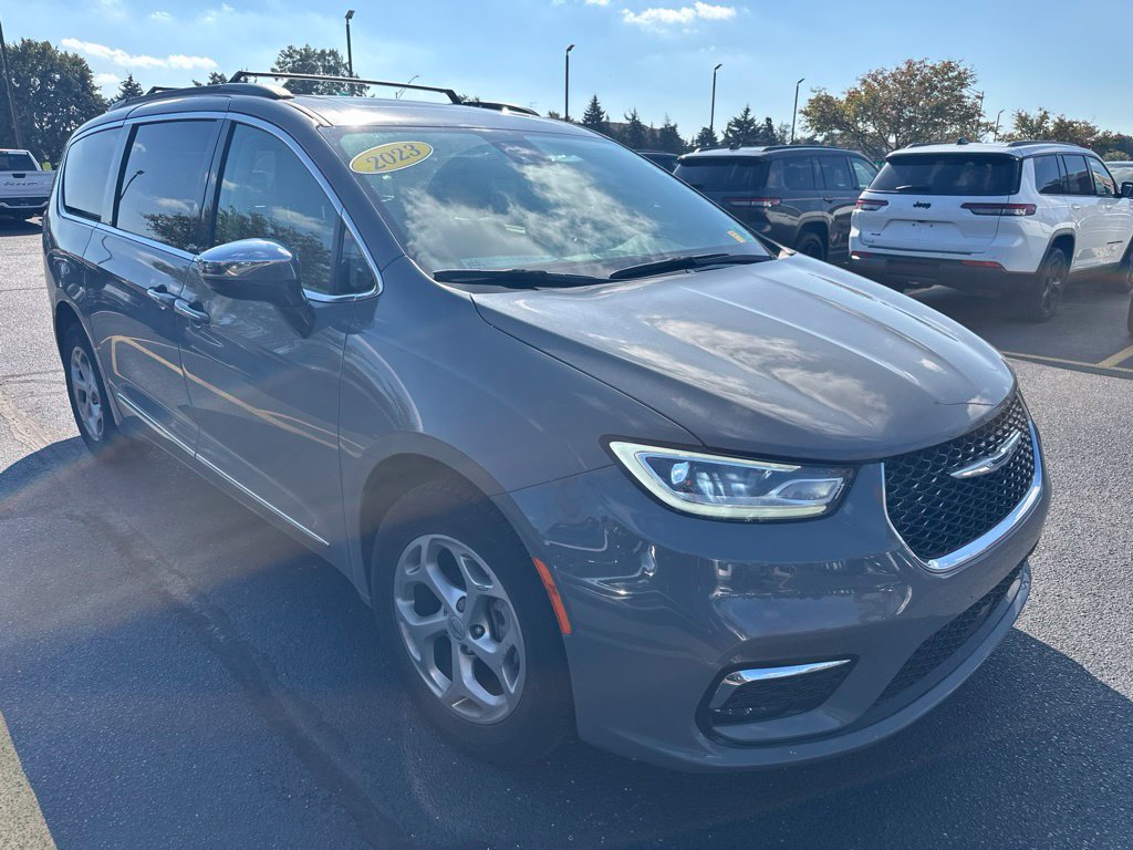 Used 2023 Chrysler Pacifica Limited Minivan/Van
