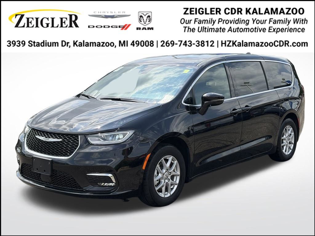 Certified 2025 Chrysler Pacifica Select Minivan/Van