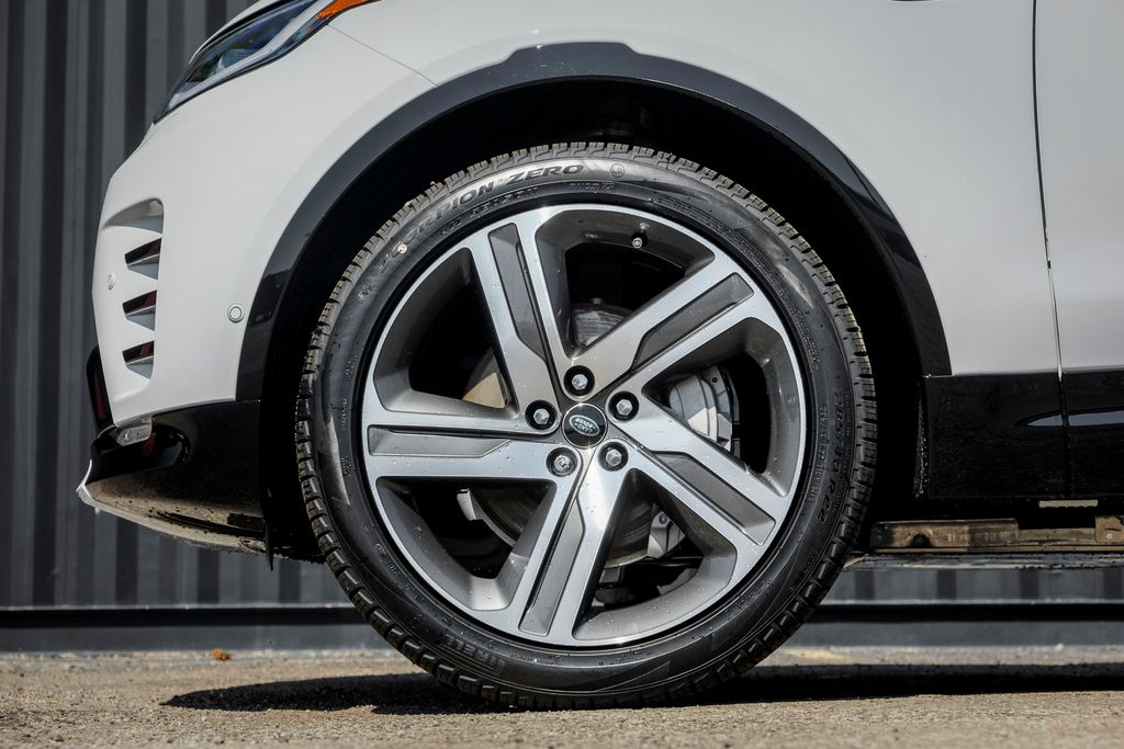 New 2026 Land Rover Discovery Dynamic SE SUV