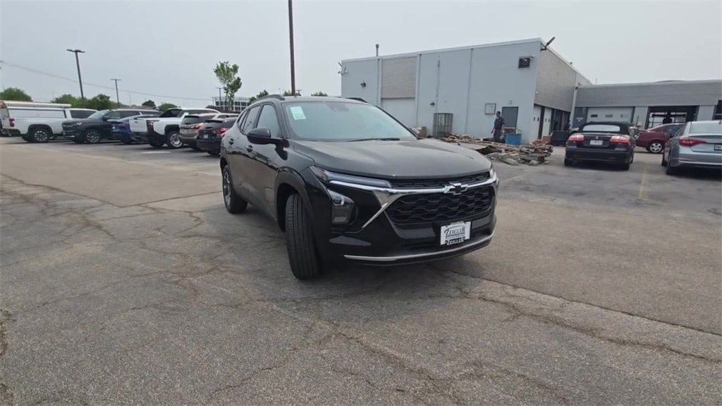 New 2025 Chevrolet Trax LT SUV